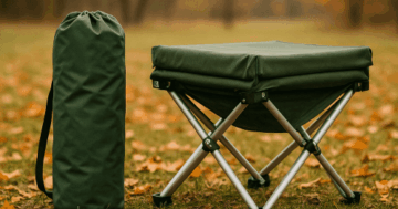 Gefaltetes Campingbett im Herbst - richtige Einlagerung für die Winterpause.